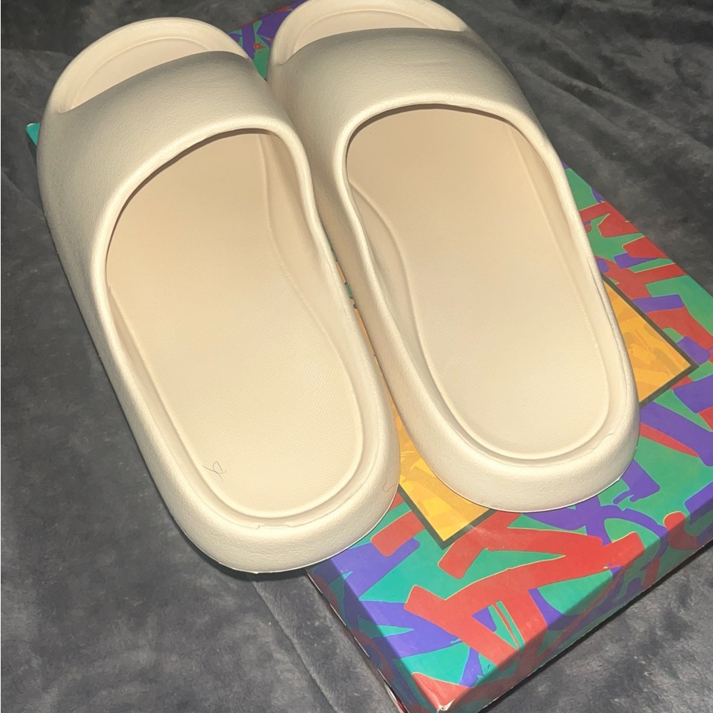 Beige Quiet Luxury Style Slides - Picture 6 of 12